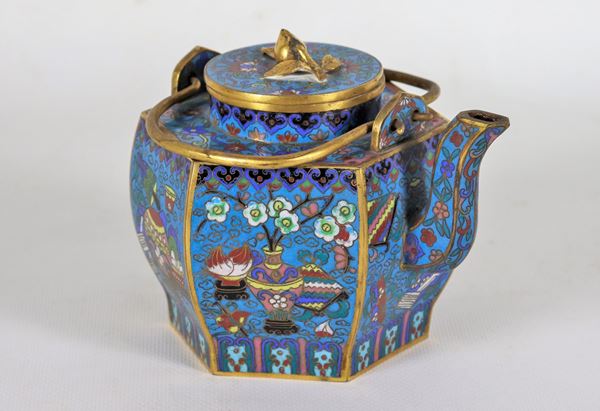 Antica piccola teiera cinese esagonale in smalto cloisonné, con decorazioni policrome su fondo celeste, manico in bronzo dorato