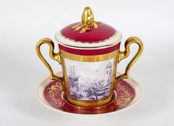 Tazza porta crema con piattino in porcellana Limoges, con decorazione variopinta al centro di "Porto con barche", lumeggiature in oro zecchino su fondo rosso antico