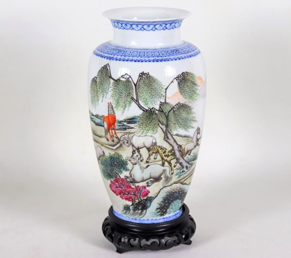 Piccolo vaso cinese in porcellana, con decorazioni in smalto a rilievo a motivi di animali e alberi esotici