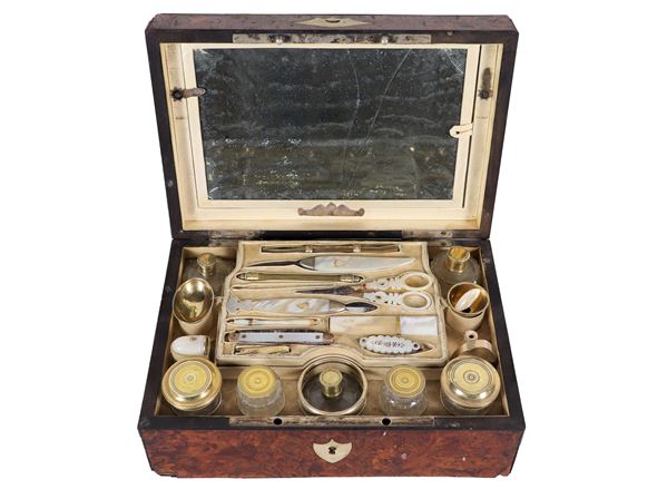 Antico necessaire da viaggio francese in radica di noce, all'interno serie di utensili in madreperla e flaconi in cristallo con coperchi in argento