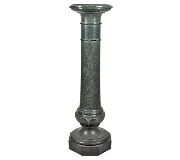 Colonna di linea neoclassica in marmo verde venato con capitelli