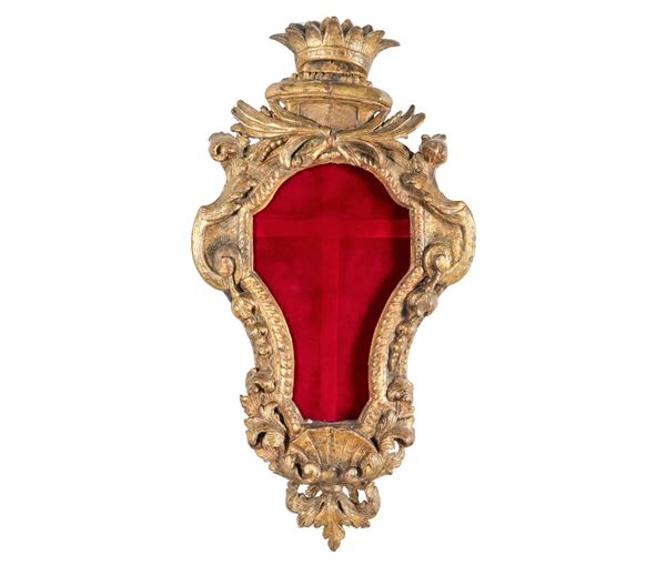 Antique frame in gilded wood carved with Louis XV motifs, with crown on the cymatium, calatines of flowers and shell