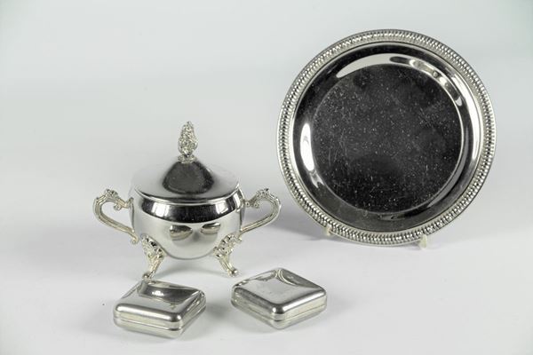 Lot in silver metal