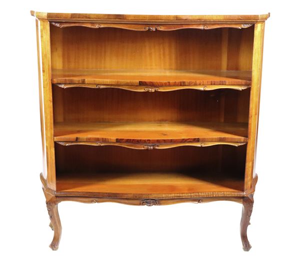 Venetian open bookcase in walnut, with inlaid boxwood threads, two shelves and four curved legs