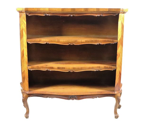 Venetian open bookcase in walnut, with inlaid boxwood threads, two shelves and four curved legs