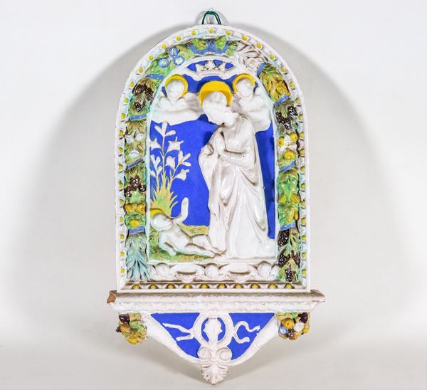 Placca a sesto ovale "Madonna con Bambino e Angeli", in terracotta smaltata, lustrata e policroma