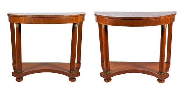 Coppia di consolles toscane Impero a mezza luna in mogano chiaro, con gambe a colonnine neoclassiche e capitelli in bronzo dorato, piano sottostante e piedi a cipolla