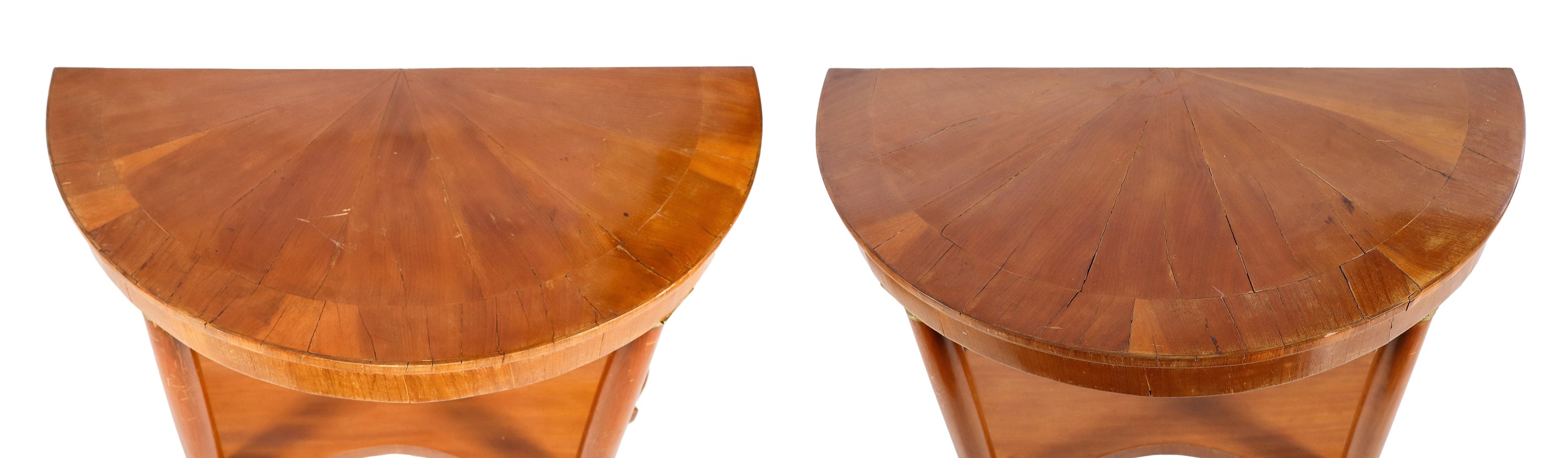 Coppia di consolles toscane Impero a mezza luna in mogano chiaro, con gambe a colonnine neoclassi...