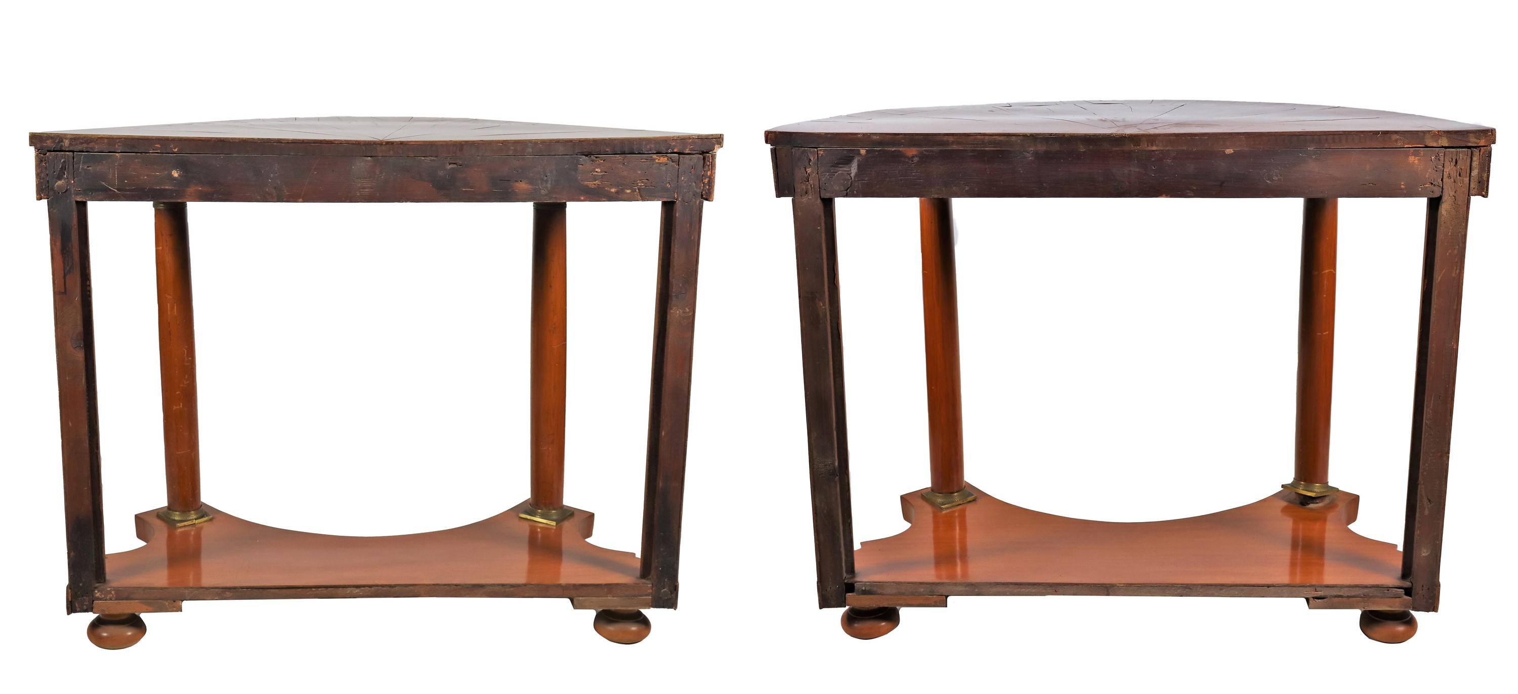 Coppia di consolles toscane Impero a mezza luna in mogano chiaro, con gambe a colonnine neoclassi...