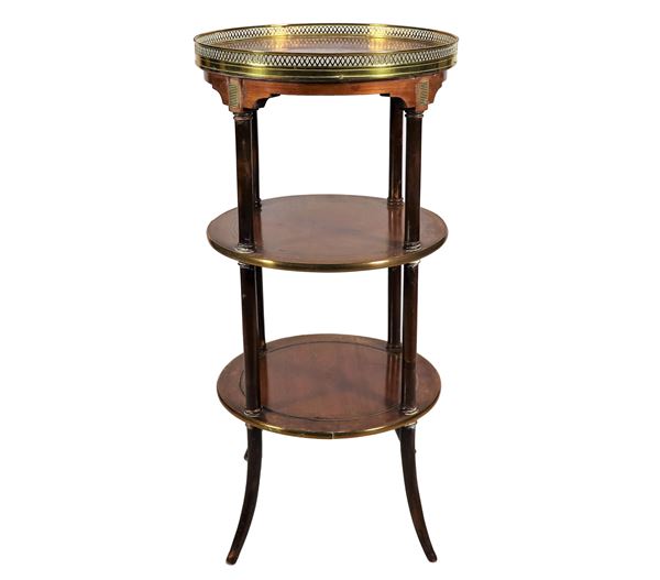 Gueridon francese da centro Napoleone III (1852-1870), a forma tonda con tre ripiani, guarnizioni in metallo dorato, piano in marmo con ringhierina traforata e quattro gambette a sciabola