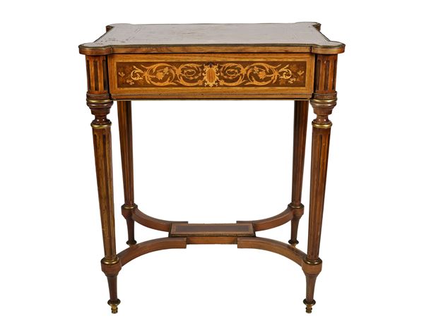Piccolo tavolino rettangolare da centro Napoleone III (1852-1870), in ebano viola e bois de rose, interamente intarsiato a motivi di marchetterie con guarnizioni in bronzo dorato e cesellato