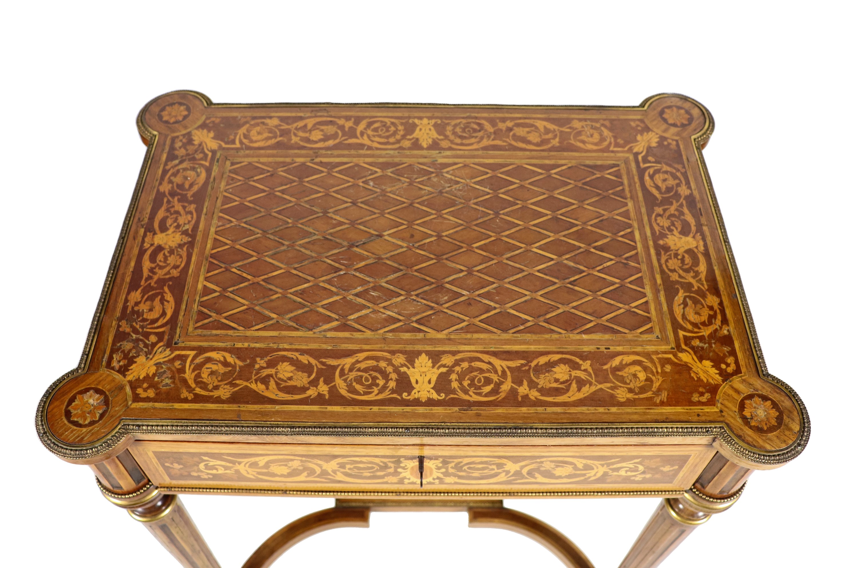 Piccolo tavolino rettangolare da centro Napoleone III (1852-1870), in ebano viola e bois de rose,...