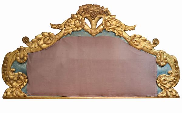 Antique Louis XV headboard, in gilded wood and carved with scrolls of acanthus leaves, friezes and flowers