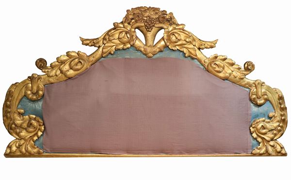 Antica testata da letto Luigi XV, in legno dorato e intagliato a volute di foglie d'acanto , fregi e fiori