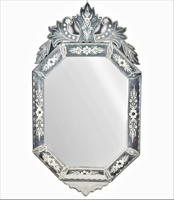 Specchiera ottagonale in cristallo e vetro soffiato di Murano, con decorazioni di fiori incisi