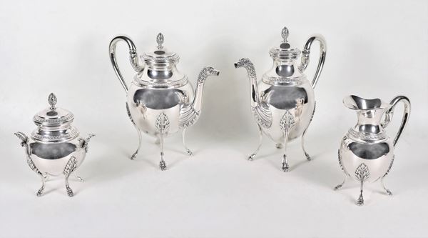Servizio da caffè in argento cesellato e sbalzato a motivi Impero, gr. 2390