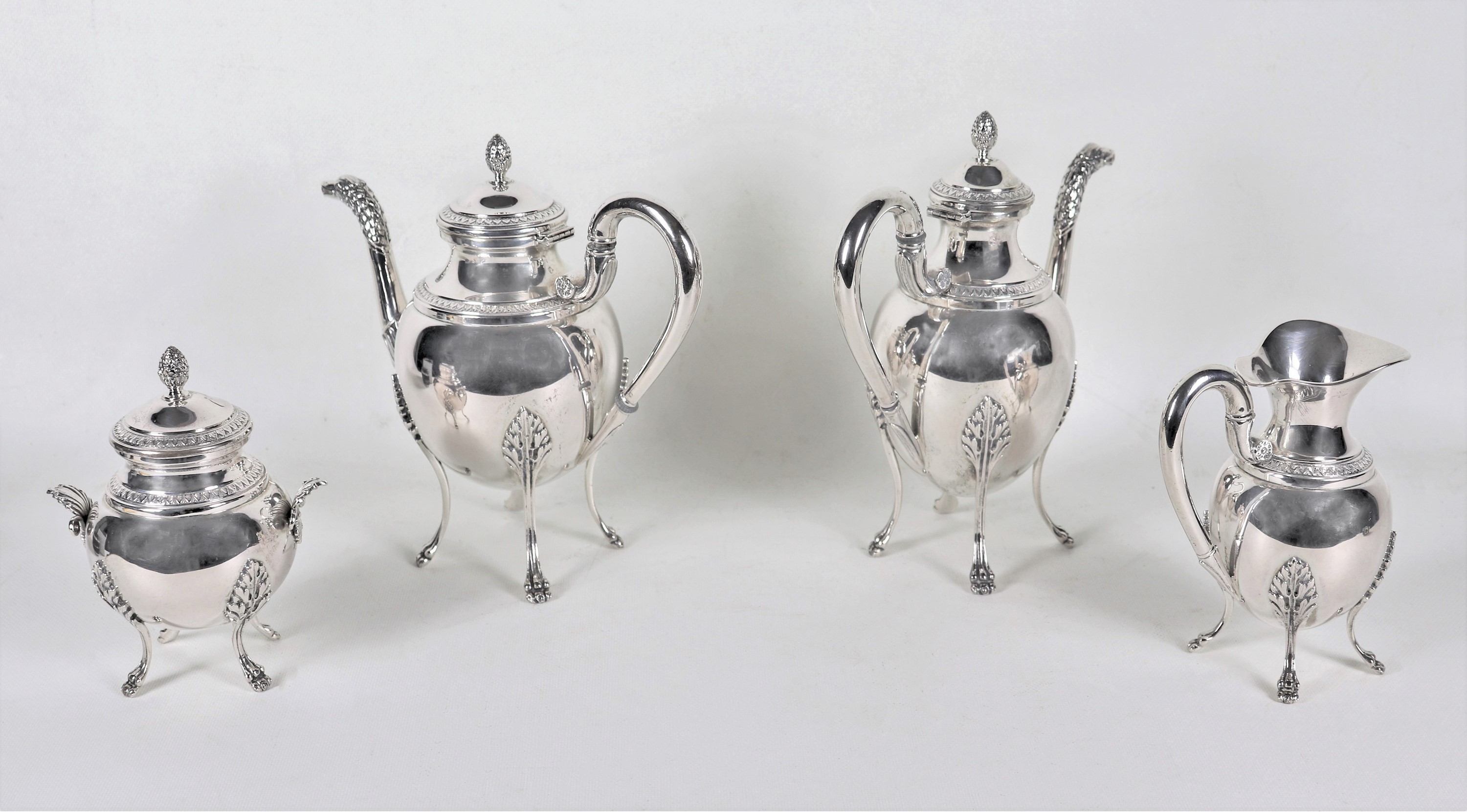 Servizio da caffè in argento cesellato e sbalzato a motivi Impero, gr. 2390