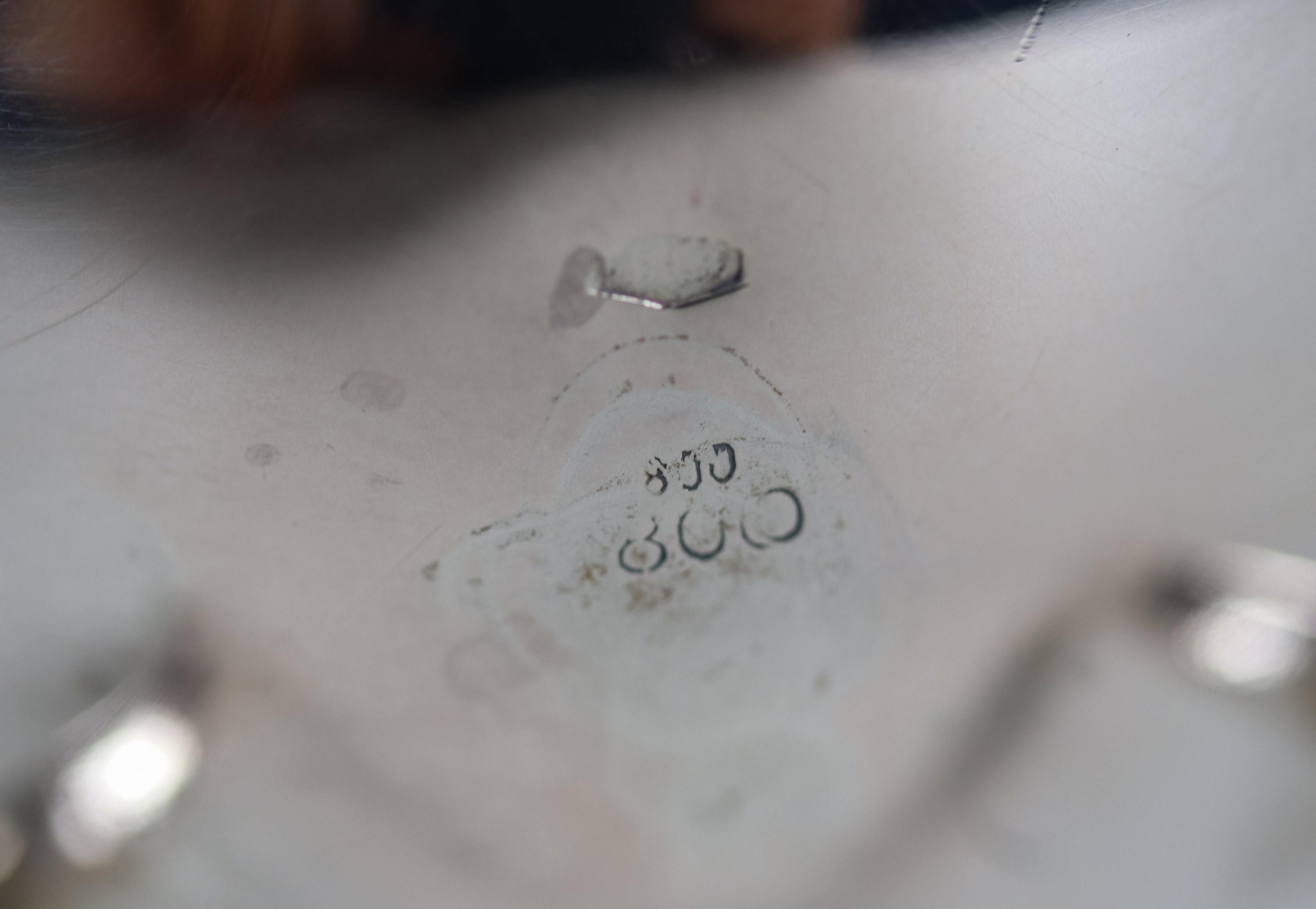 Servizio da caffè in argento cesellato e sbalzato a motivi Impero, gr. 2390