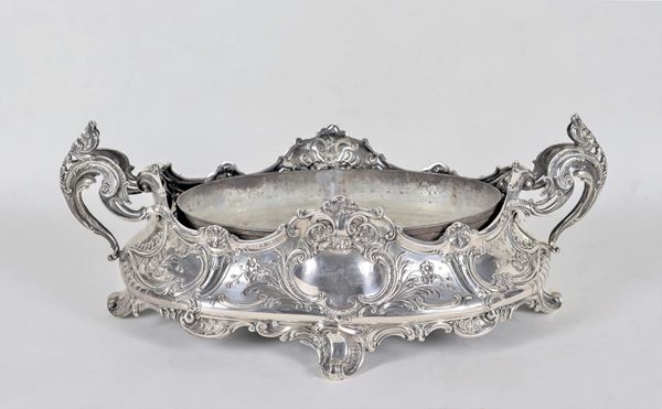 Oval centerpiece for flowers in silver, entirely chiseled and embossed with Louis XV motifs, supported by four curved feet, gr. 760