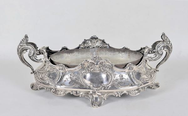 Centrotavola ovale porta fiori in argento, interamente cesellato e sbalzato a motivi Luigi XV, sorretto da quattro piedini ricurvi, gr. 760