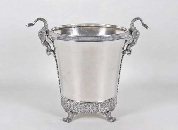 Champagne bucket in chiselled and embossed silver with Empire motifs, with handles in the shape of swans and four leonine feet, gr. 1820