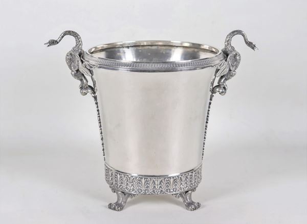Secchiello porta champagne in argento cesellato e sbalzato a motivi Impero, con manici a forma di cigni e quattro piedini leonini, gr. 1820