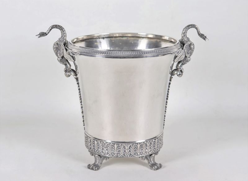 Secchiello porta champagne in argento cesellato e sbalzato a motivi Impero, con manici a forma di...