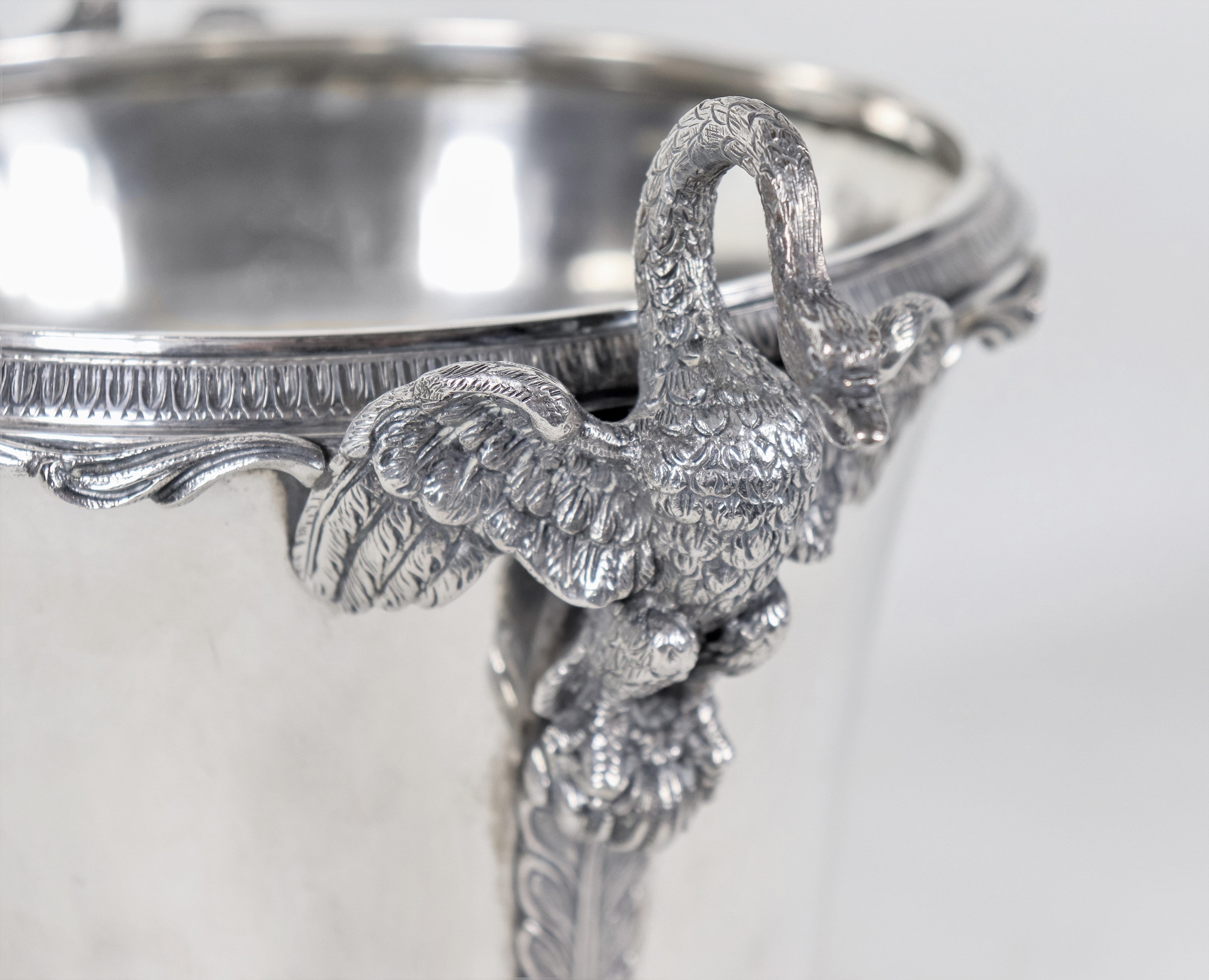 Secchiello porta champagne in argento cesellato e sbalzato a motivi Impero, con manici a forma di...