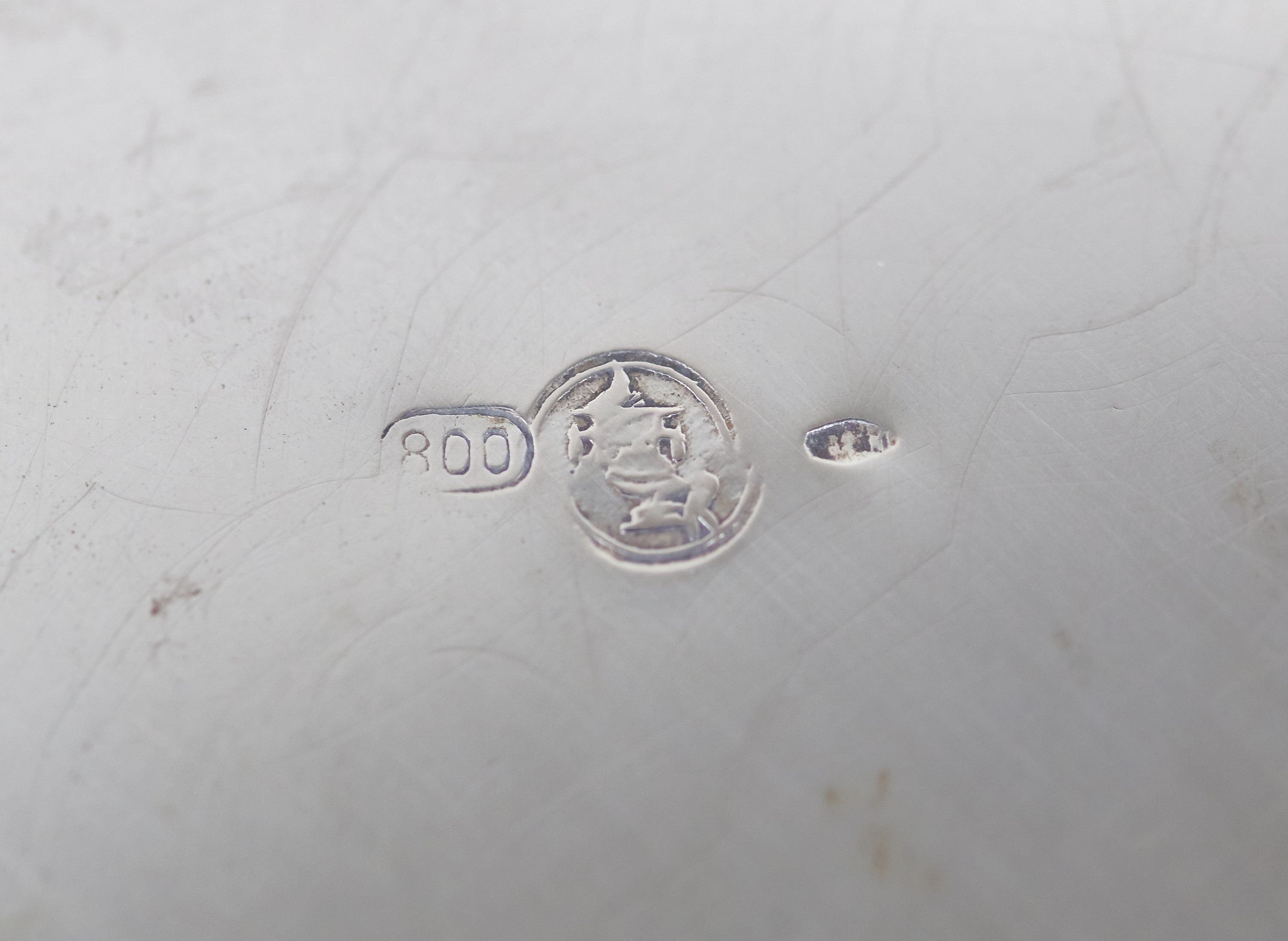 Secchiello porta champagne in argento cesellato e sbalzato a motivi Impero, con manici a forma di...