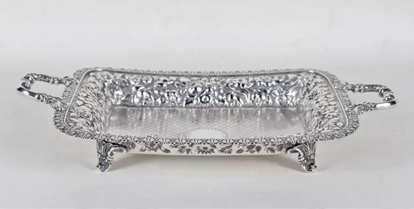 Rectangular basket in Sterling silver 925 with two handles, with chiseled and embossed border with motifs of floral garlands, chiselled bottom with rhombuses and four curved feet, gr. 800