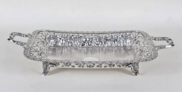 Cestino rettangolare in argento Sterling 925 a due manici, con bordo cesellato e sbalzato a motivi di ghirlande floreali, fondo cesellato a rombi e quattro piedini ricurvi,  gr. 800