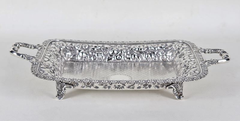Cestino rettangolare in argento Sterling 925 a due manici, con bordo cesellato e sbalzato a motiv...