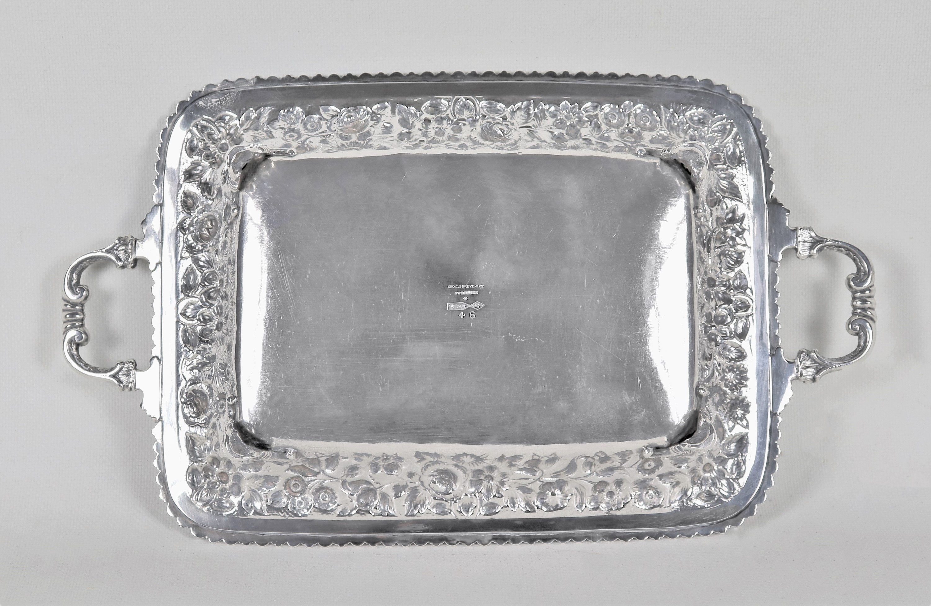 Cestino rettangolare in argento Sterling 925 a due manici, con bordo cesellato e sbalzato a motiv...