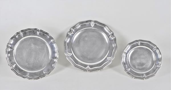 Lotto di tre piatti tondi da portata in argento, con bordi cesellati, sbalzati e centinati, gr. 1490