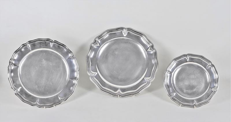 Lotto di tre piatti tondi da portata in argento, con bordi cesellati, sbalzati e centinati, gr. 1...