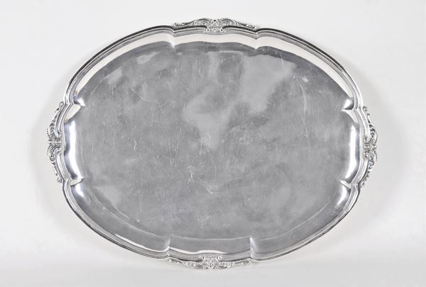 Oval tray in silver with chiseled and embossed border with floral scrolls, gr. 850