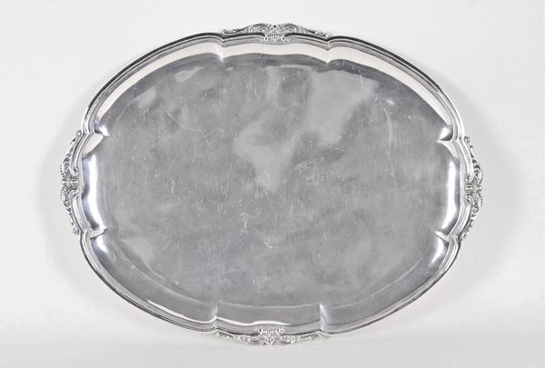 Vassoio ovale in argento con bordo cesellato e sbalzato a volute floreali, gr. 850 