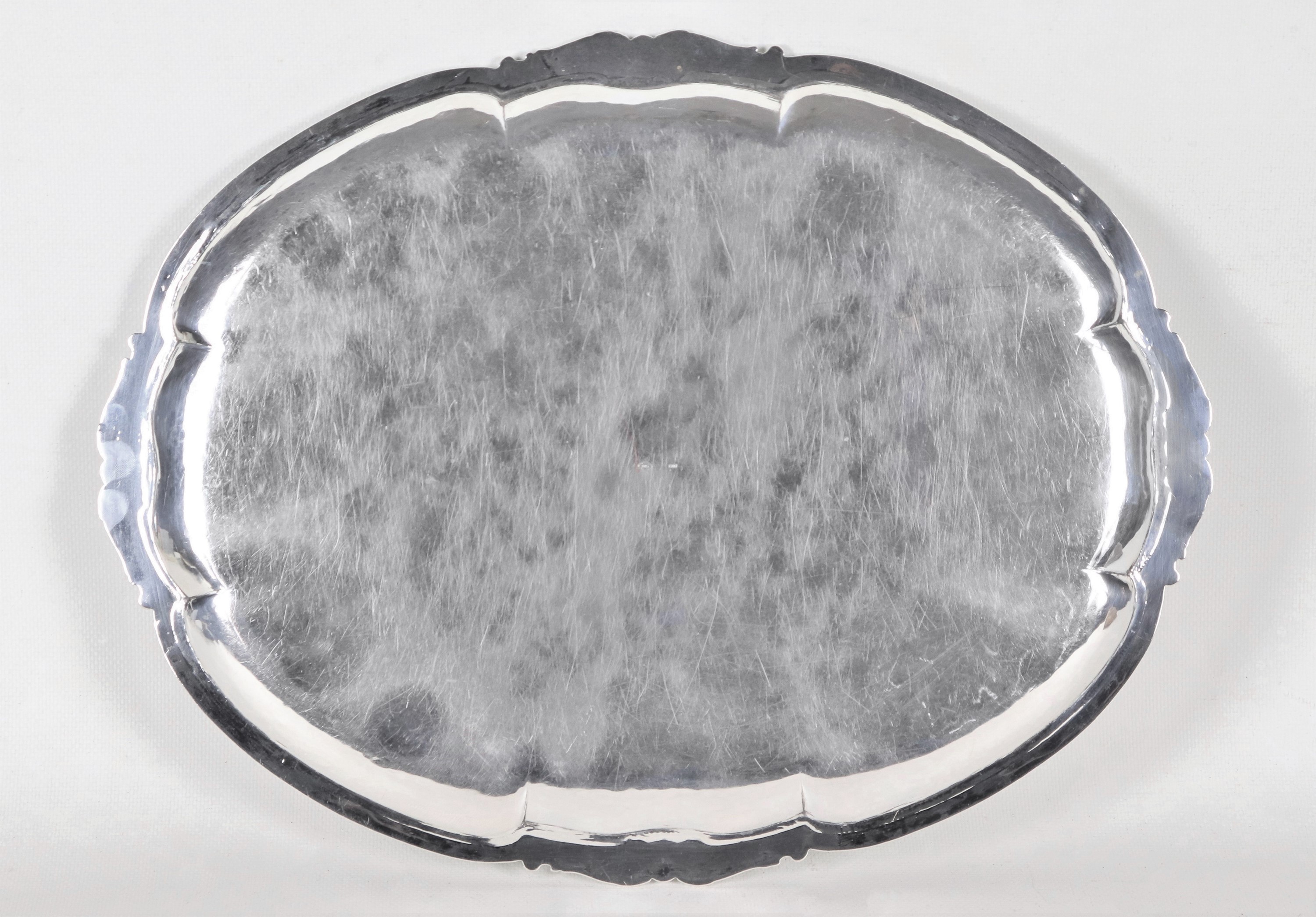 Vassoio ovale in argento con bordo cesellato e sbalzato a volute floreali, gr. 850
