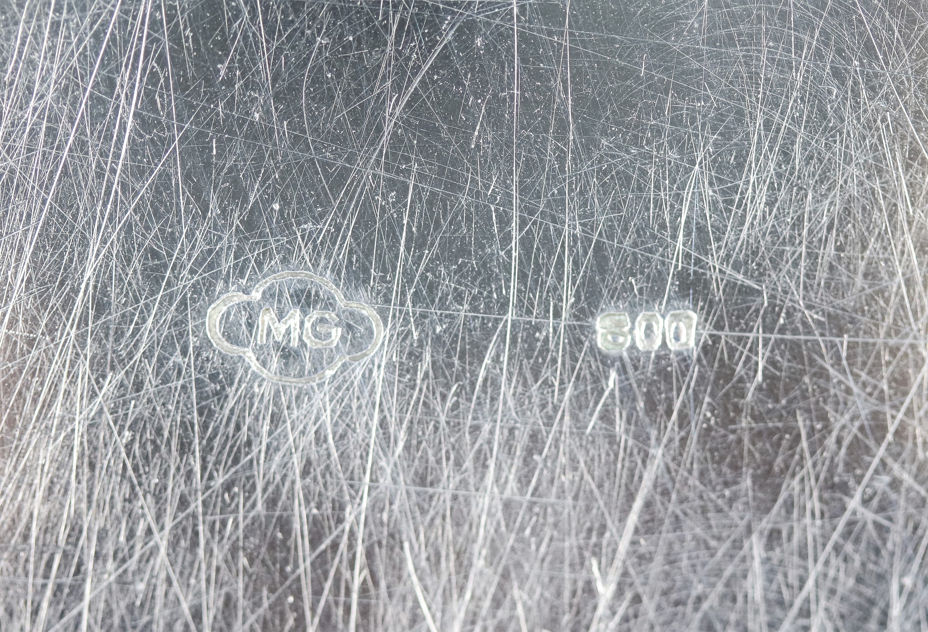 Vassoio ovale in argento con bordo cesellato e sbalzato a volute floreali, gr. 850