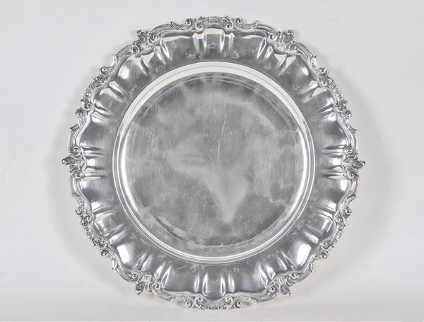 Round plate in silver with chiseled and embossed edge with scrolls of acanthus leaves, gr. 760