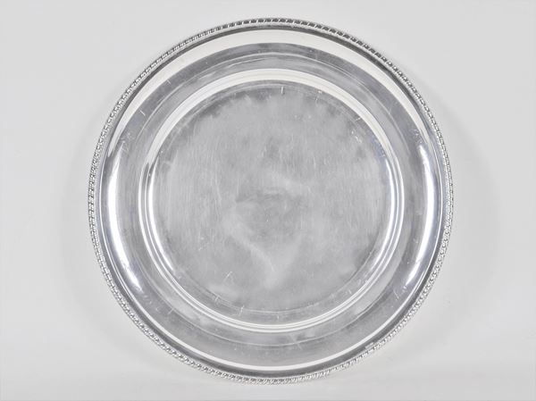 Round silver serving plate with bean pod border, gr. 530