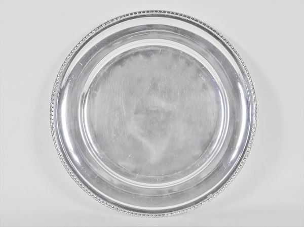 Piatto tondo da portata in argento con bordo a baccellature, gr. 530