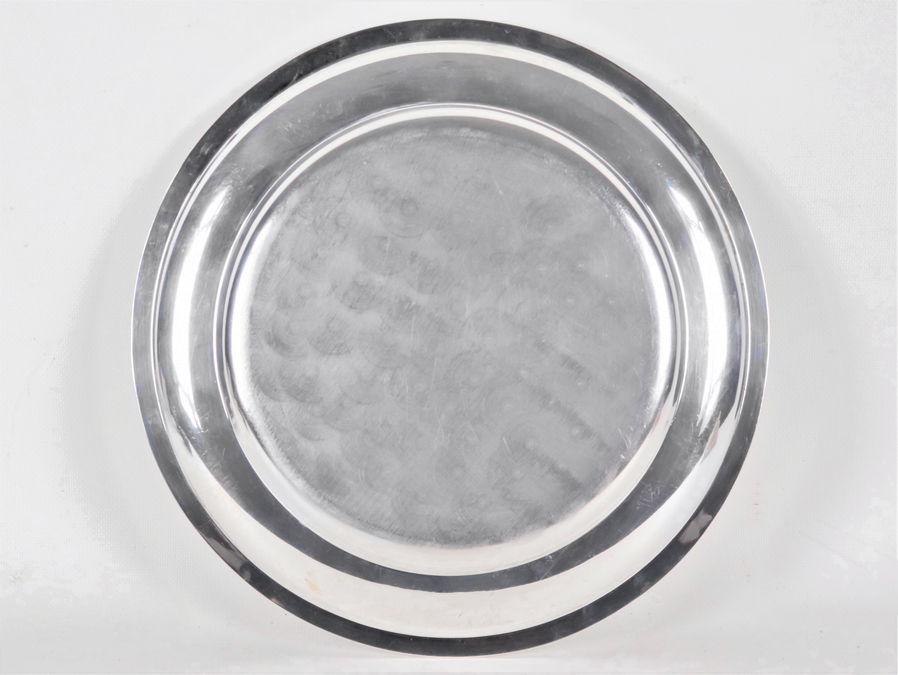 Piatto tondo da portata in argento con bordo a baccellature, gr. 530