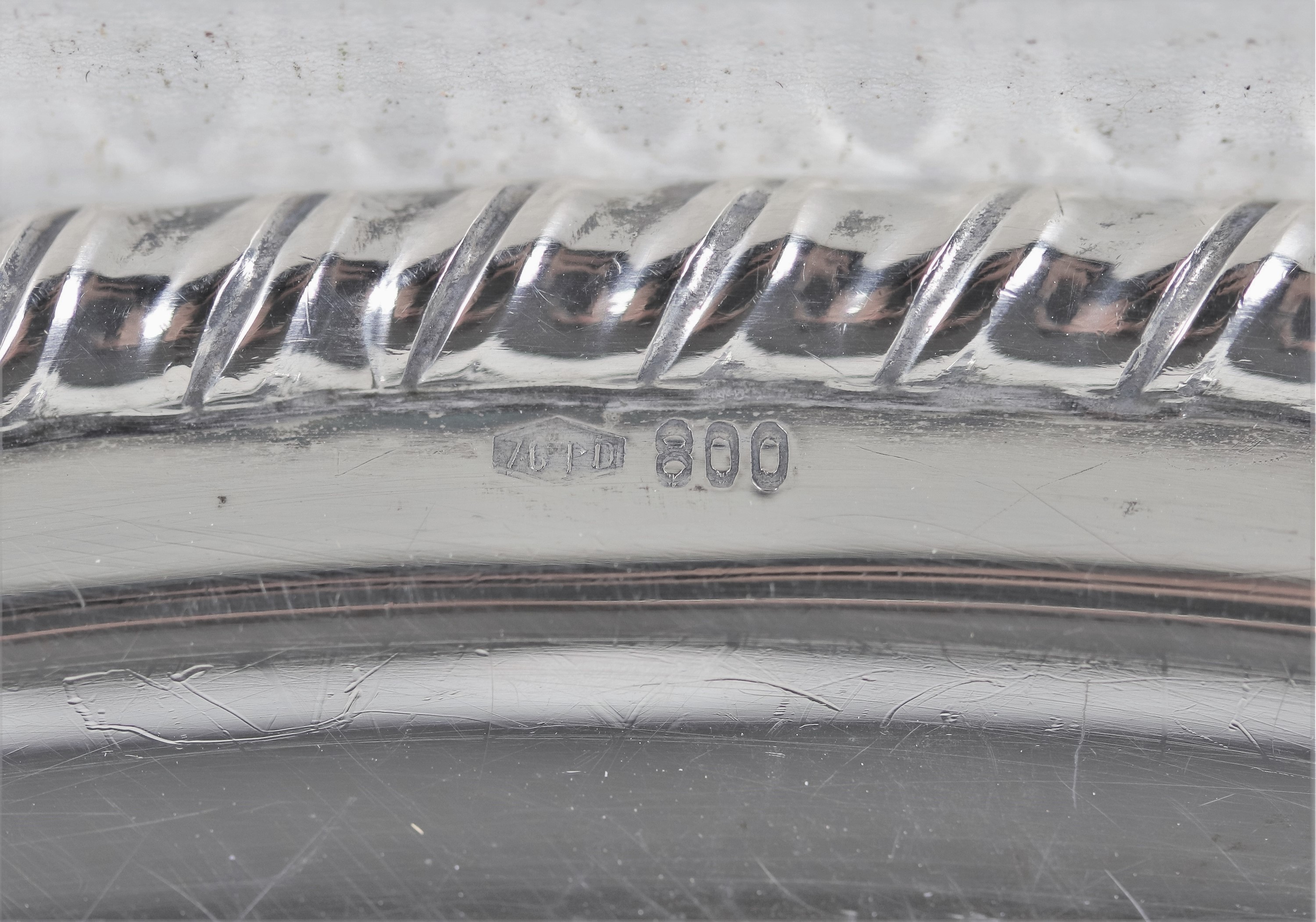 Piatto tondo da portata in argento con bordo a baccellature, gr. 530