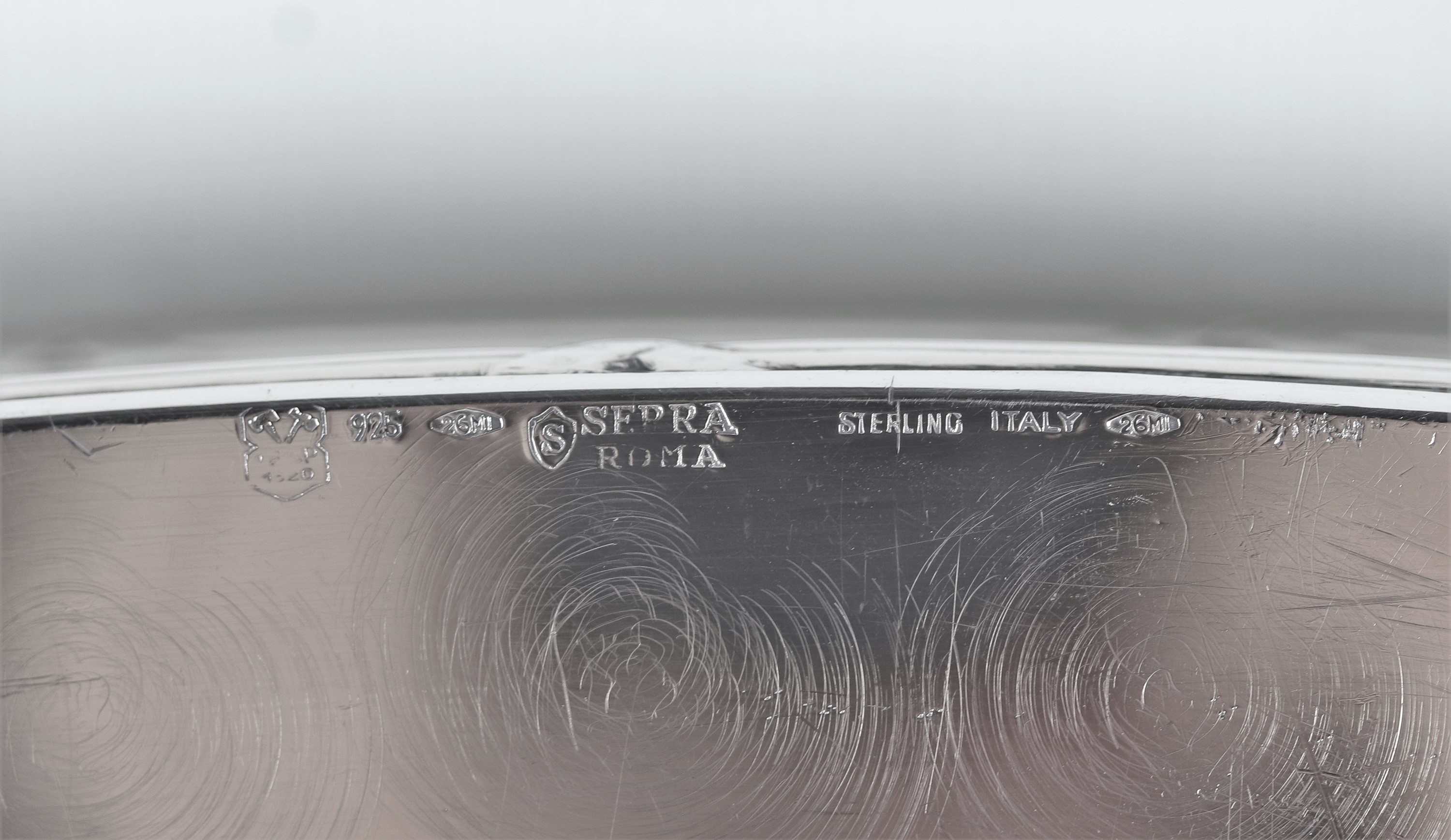 Grande vassoio ovale in argento Sterling 925, con ringhierina traforata e manici a forma di serpe...