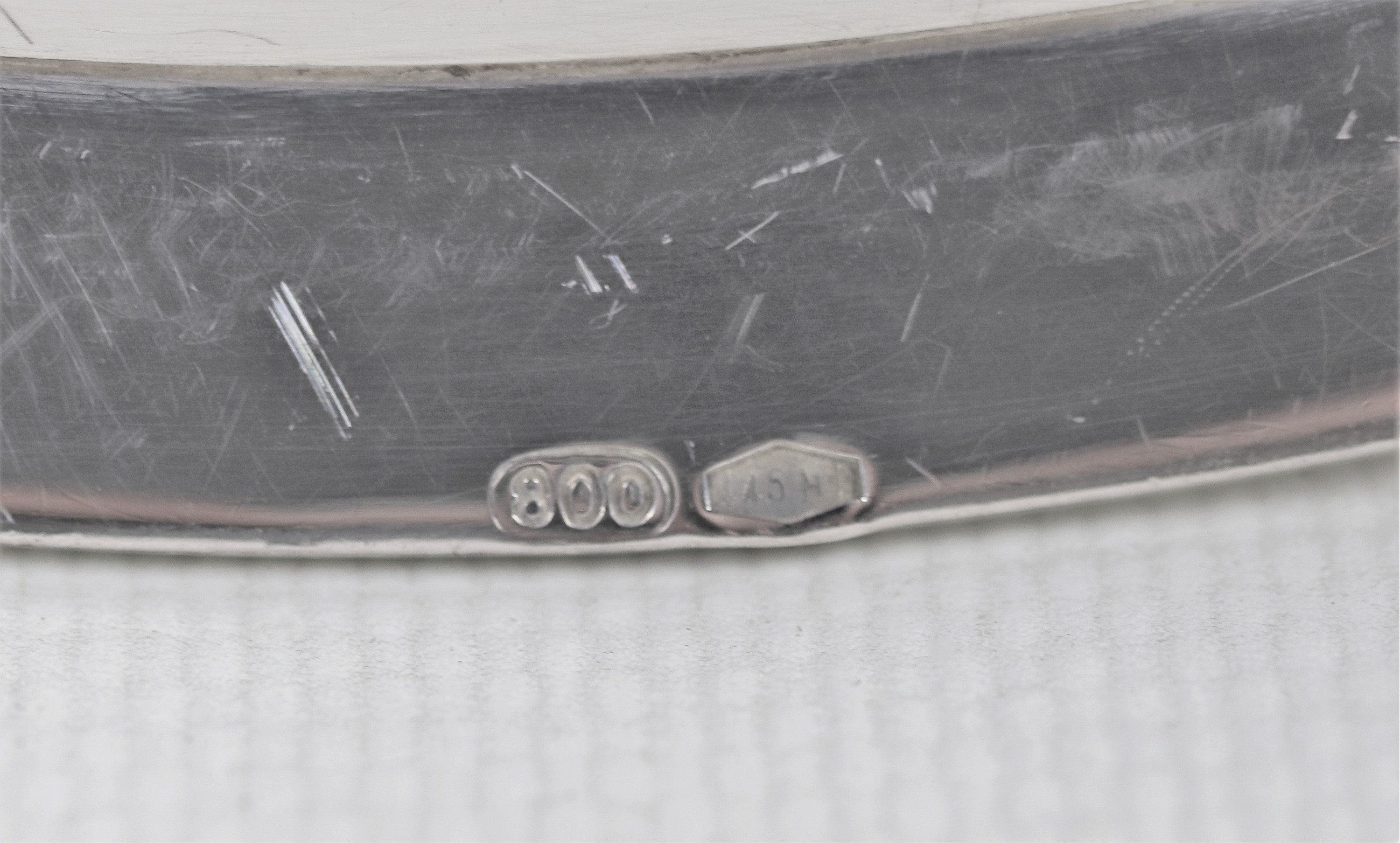 Lotto di dodici sottopiatti in argento con bordi cesellati a palmette neoclassiche e monogramma i...