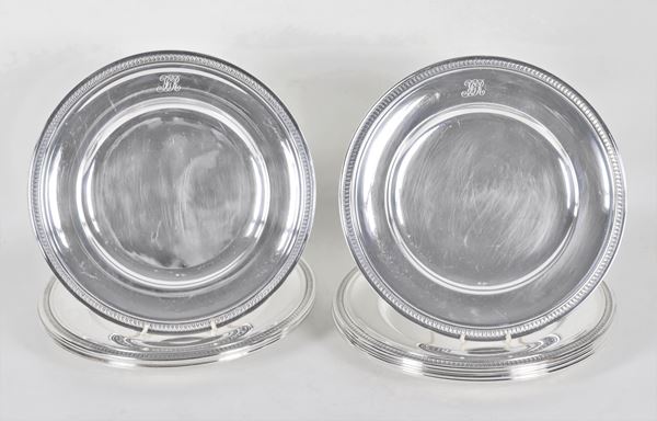 Lot of twelve round silver plates with chiselled edges with neoclassical palmettes and engraved monogram, gr. 3640