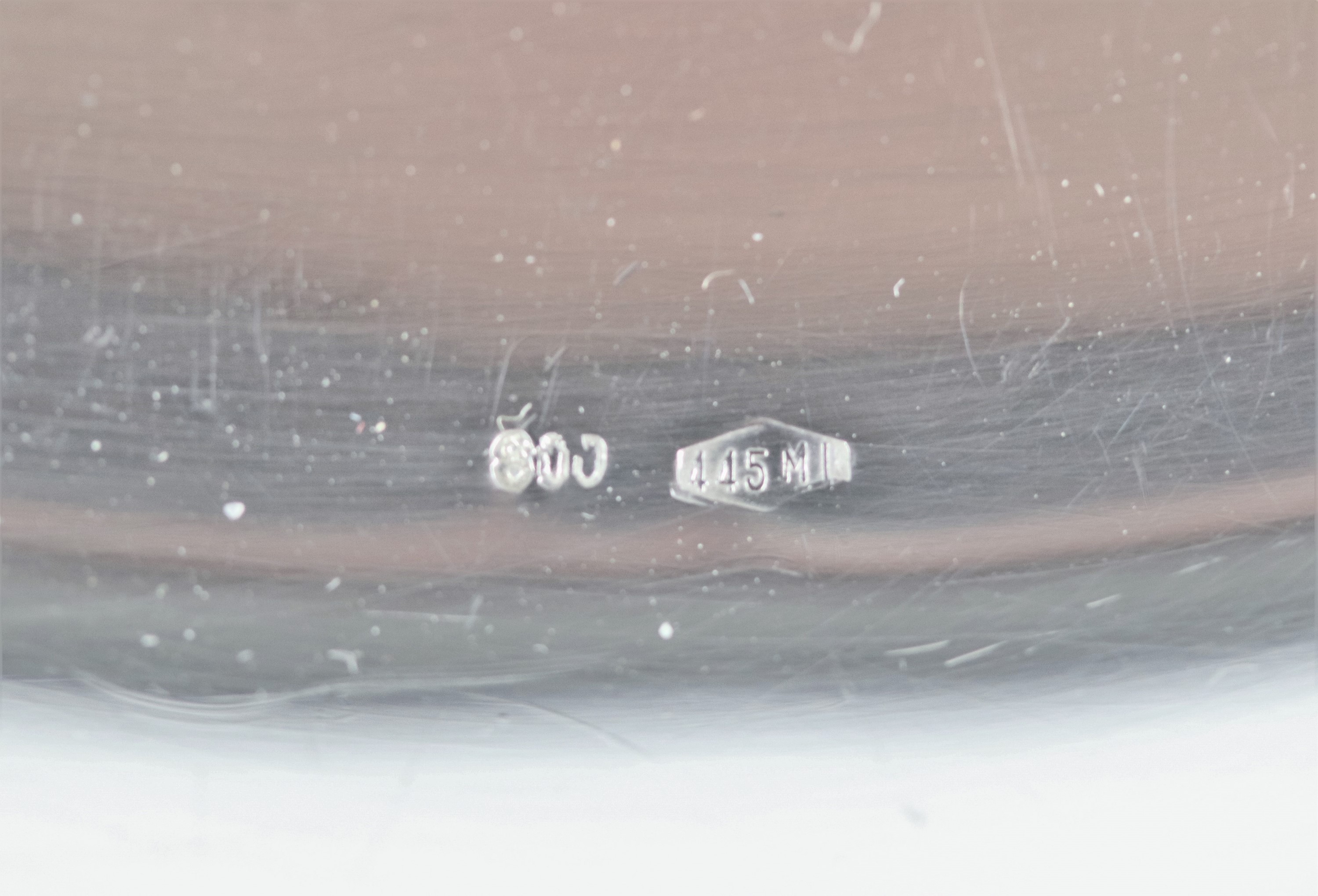 Lotto di dodici piatti tondi in argento con bordi cesellati a palmette neoclassiche e monogramma ...
