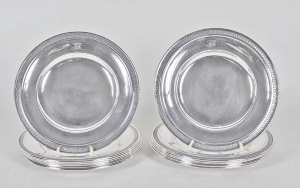 Lot of twelve silver bread plates, with chiselled edges with neoclassical palmettes and engraved monogram, gr. 1250
