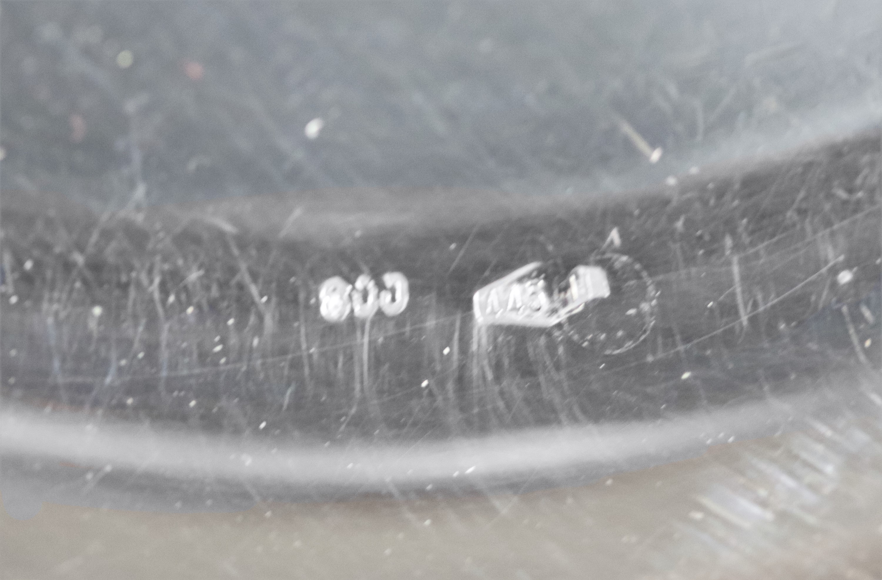 Lotto di dodici piattini per il pane in argento, con bordi cesellati a palmette neoclassiche e mo...